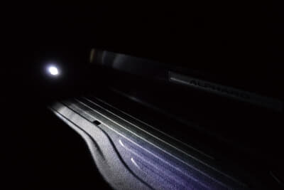 【30系アルファード＆ヴェルファイア用】ステップライト￥26,73030系アルファード&ヴェルファイアに関してはもっと充実！　カーテシイルミやステアリングヒーター、走行安定性をアップさせる士別フィン、ステップライトなどメニューは豊富。さらにアクセサリーコンセントやLED照明、ブレーキタッチの変更、各部のメッキ化などまだまだ魅力的な施工メニューがある！