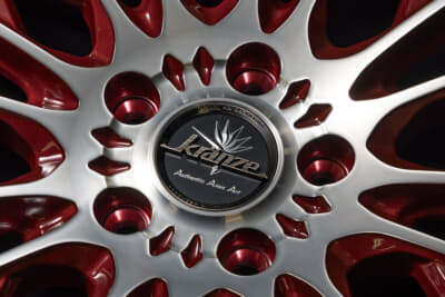 【WEDS】オールブラックセンターキャップ：同じホイールでもセンターキャップが変わると印象が大きく変化するのがよくわかる。小さい面積ながらも効果が如実に変わる部分なので慎重に選んでいきたい