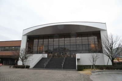 こちらは1963年に完成した石橋文化ホール。NHK技術研究所が音響設計を担当。ブリヂストン社員で構成される「ブリヂストン吹奏楽団久留米」の定期演奏会もここで開催されている