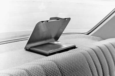 緊急時にすぐ手が届くよう、メルセデス・ベンツ独自の救急箱はハットシェルフ内に格納されるという細やかな気配り設計