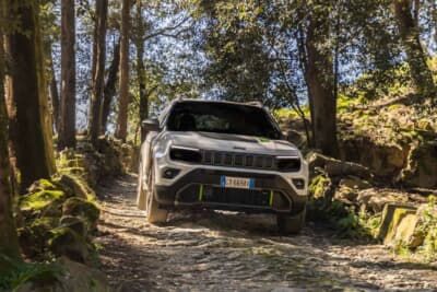 ジープ・アベンジャー 4xe：独創的な4xeシステムが都市部での軽快な加速からラフロードでの力強いトルクまでパワフルな走りを実現