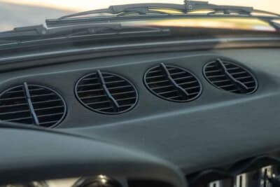 58万8000ドル(邦貨換算約9290万円)で落札されたフェラーリ「365 GTB/4 デイトナ」(C)Courtesy of Broad Arrow