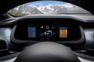 ジープ・アベンジャー 4xe：街をスマートに駆けるEV走行は約30km/hまでの低速域ではエンジンを休止させモーターのみで静かな走行が可能