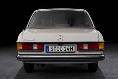 前後衝撃吸収構造とセーフティセルで守られたボディ構造。安定感のあるワイドトレッドが目を引くリアビュー