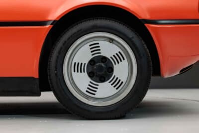 45万〜50万ユーロ（邦貨換算約8190万円〜約9100万円）で現在も販売中のBMW「M1」（C）Bonhams