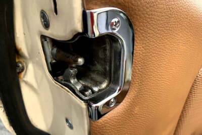 1958年に特許を取得したセーフティコーンタイプのドアロックを採用。ドア側に設けられた円錐形の太いピンが特徴だ