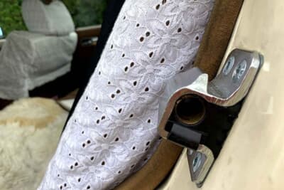 衝撃に強いセーフティコーンタイプのドアロック。ポスト側には太いピンをがっちりと受け止める頑丈なボックスが備わる