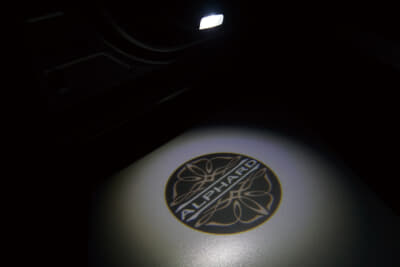 【30系アルファード＆ヴェルファイア用】プロジェクションカーテシイルミ￥22,33030系アルファード&ヴェルファイアに関してはもっと充実！　カーテシイルミやステアリングヒーター、走行安定性をアップさせる士別フィン、ステップライトなどメニューは豊富。さらにアクセサリーコンセントやLED照明、ブレーキタッチの変更、各部のメッキ化などまだまだ魅力的な施工メニューがある！