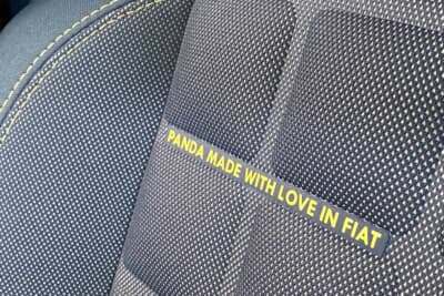 シートがなかなかのオシャレ。このボコボコのクッションは座り心地良し！