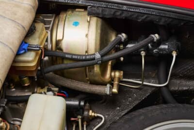 585万5000ユーロ(邦貨換算約10億7700万円)で落札されたフェラーリ「288 GTO」(C)Courtesy of RM Sotheby's