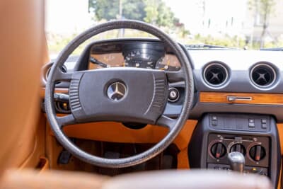 衝突時にドライバーの胸や頭部を守るため、ステアリングホイール中心の衝撃吸収用パッドは従来よりも大型化されている