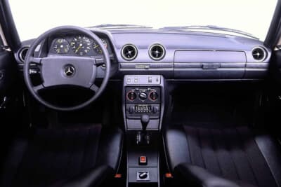 広いウインドウ面積で優れた視界を確保。客室の剛性を保ちつつ各ピラーを細く設計し、死角（ブラインドスポット）を減らした