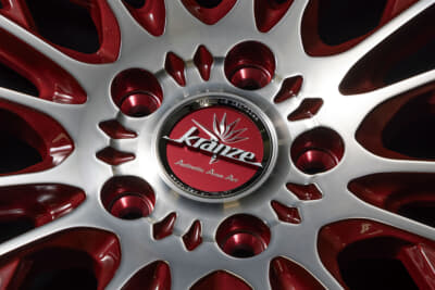 【WEDS】レッドセンターキャップ：同じホイールでもセンターキャップが変わると印象が大きく変化するのがよくわかる。小さい面積ながらも効果が如実に変わる部分なので慎重に選んでいきたい