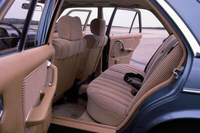 ミディアムクラスならではのゆったりとしたスペースが確保された、余裕のあるリアシート（写真はオプションのベロア仕様）