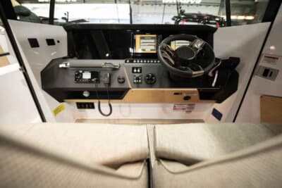機能性とデザイン性を両立させた、最新ボートのスタイリッシュな操縦席