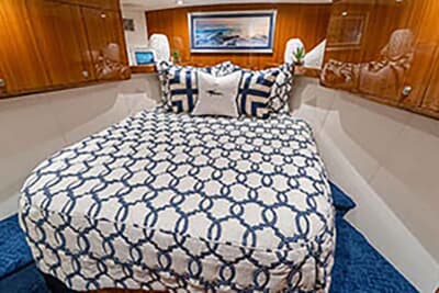 まるで高級ホテルのようなキャビン。海の上であることを忘れる空間だ