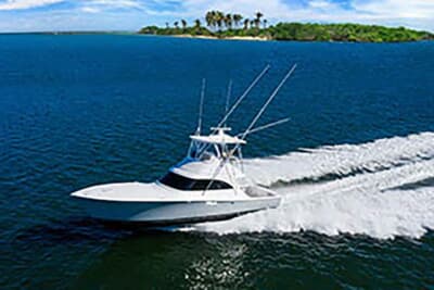 外洋での本格的な釣りにも対応する、完成度の高いフィッシングボート