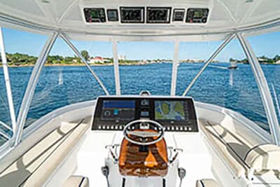 最新の計器類が整然と並ぶコクピット。安全なクルージングを約束する
