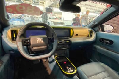 後部座席から見たグランデ・パンダの運転席