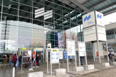 メッセ会場の入り口。大雪の翌日で寒い日でした