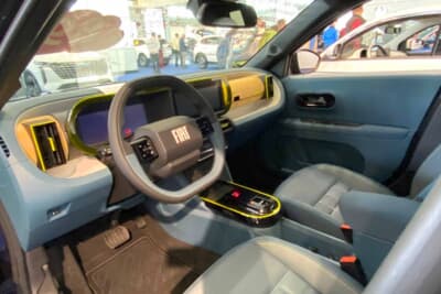 運転席はとてもすっきりしたデザイン