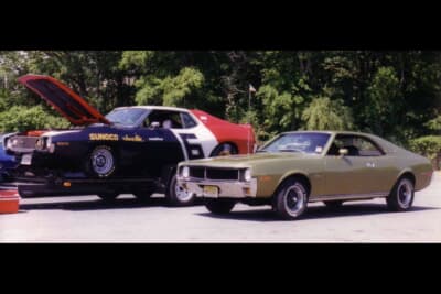 三菱 ギャランΣ：デザインと配色のレプリカ元となった「AMC・ジャヴェリン」のレーシングカー（写真左）Photo by：CZmarlin