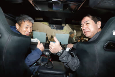 ヤマヤマさん（右）「音のメリハリがしっかりしていてよかった。音量を上げても、耳障りなところがまったくなかった。高音、低音ともにしっかりと聴こえるところが良い」amago32さん（左）「運転席、助手席共に座らせていただいての感想は、やはり運転席側に音場が設定されているため、助手席では少し物足りなかった。好みとしては、もっとボーカルが手前にきて欲しい」