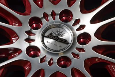 【WEDS】シルバーセンターキャップ：同じホイールでもセンターキャップが変わると印象が大きく変化するのがよくわかる。小さい面積ながらも効果が如実に変わる部分なので慎重に選んでいきたい