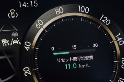 20系から30～40系へと歴代ヴェルファイアを乗り換えてきたオーナーは、メタリックデザインが思い入れのある20ヴェルファイアのメーターデザインに似ていることに嬉しくなって購入に至ったそう。施工までのプロセスも簡単で仕上がりも大満足だとか！