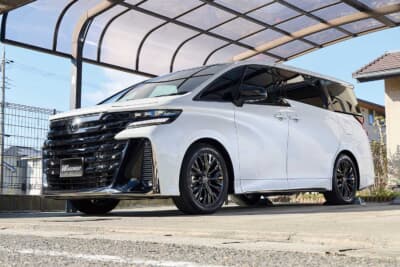 20系から30～40系へと歴代ヴェルファイアを乗り換えてきたオーナーは、メタリックデザインが思い入れのある20ヴェルファイアのメーターデザインに似ていることに嬉しくなって購入に至ったそう。施工までのプロセスも簡単で仕上がりも大満足だとか！