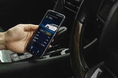 【エンジン始動時画面１】エンジンを始動させるには純正キーだけじゃダメ。スマホアプリの始動ロックを解除してからエンジンスタートボタンを押す必要がある
