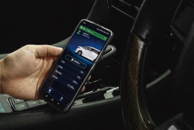 【エンジン始動時画面2】エンジンを始動させるには純正キーだけじゃダメ。スマホアプリの始動ロックを解除してからエンジンスタートボタンを押す必要がある