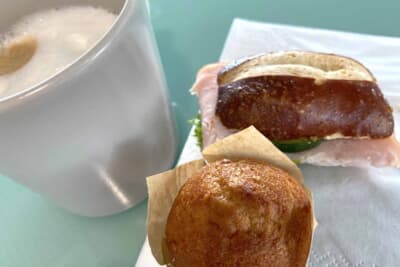 自宅から約1時間かけて来たので、取り敢えずメッセのメディアセンターで朝食をいただいて休憩