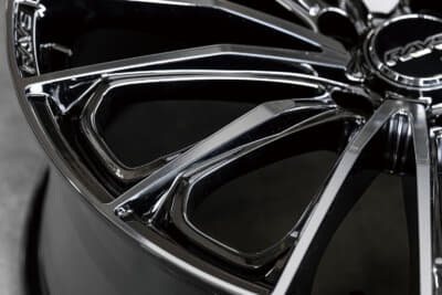 【VERSUSヴォウジェSE・クロモイブリード】ヴォウジェSEはまとう色味によって表情が激変する。ベルサスの真髄であるクロモ色は煌びやかで黒なら精悍。スペックMは陰影がより強まる