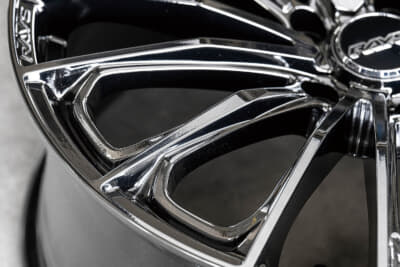 【VERSUSヴォウジェSE・クロモイタリアーノ】ヴォウジェSEはまとう色味によって表情が激変する。ベルサスの真髄であるクロモ色は煌びやかで黒なら精悍。スペックMは陰影がより強まる