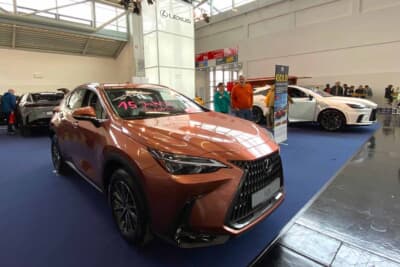 最近は徐々に見掛ける機会が増えたレクサスですが、15年保証とは太っ腹