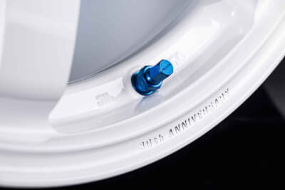 TE37 SAGA S-plus 30th ホワイト（WH）：リムフランジ部にさり気なく「30th ANNIVERSARY」の文字がマシニングで刻印されているのもポイント。特別なモデルであることをスマートにアピールできるこのアレンジは、アクセントになり間違いなく優越感満点