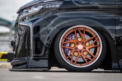 トヨタ アルファード：ワーク製グノーシスCVX（前後20×10.5）はカッパークリアを選択。ブレーキはイデアル製で、フロント8ポット＋380mm、リア6ポット＋356mm