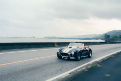 国道58号線のシーサイドコースを快走する1967年式ACシェルビー「コブラ427」