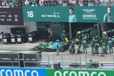 期待を集めたアストンマーティン ホンダのピットからは緊張が伝わってきます