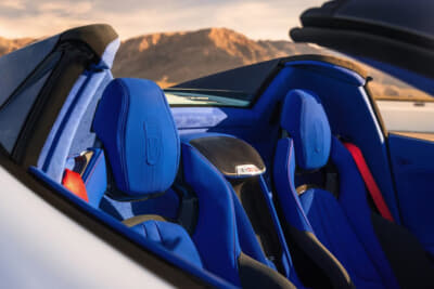 シボレー・コルベットGrand Sport：コクピットレイアウトを全面的に刷新。随所にコルベットのシグネチャーであるクロスフラッグをあしらう