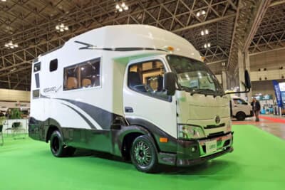 レガードNeo+:トヨタ カムロードをベースにした「レガードNeo+ ブラックエディション」のエクステリア。空気抵抗を抑える流線型のバンクヘッドが美しい