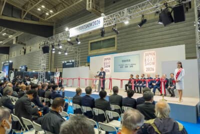 多くのマリン事業者が集った「JAPAN INTERNATIONAL BOAT SHOW 2026」の授賞式会場。ボートという存在が、もはや一部の愛好家だけのものではなく、広く社会に浸透しつつある熱気を感じさせます