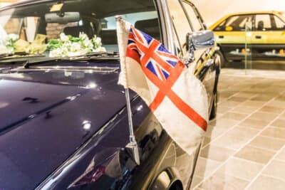 ロールスロイス シルバースパーII：気品あふれるフロントマスク。左フロントフェンダーにはフラッグポールが備わる