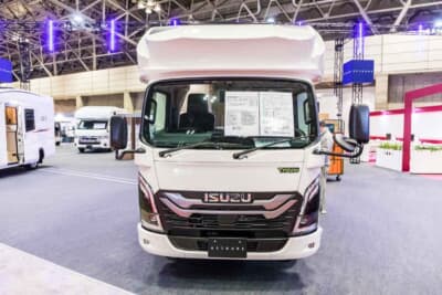 VANTECH ASTRARE TRIAS 480：いすゞ エルフミオをベースとしたキャンピングカー専用シャシー「TRAVIO（トラビオ）」のフロントフェイス