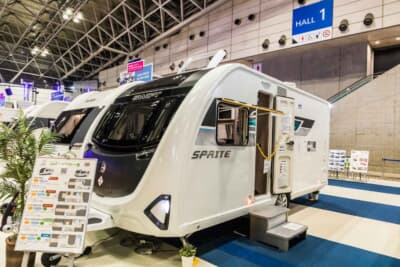 SWIFT スプライト アルパイン4：フロント側には大きな窓を備える。左側ドアは日本の交通事情にも最適だ