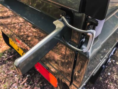 スズキ スーパーキャリイ Xリミテッド：荷台横のステップは中央の穴が大きく開けられており、ゴツいアウトドア用シューズでも足をかけやすい設計だ