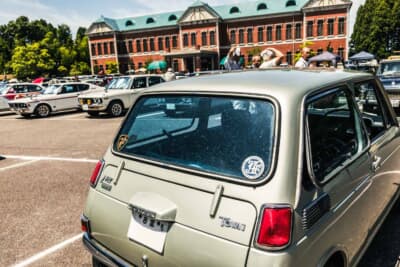 ホンダ NⅢ 360 TOWN：リアウインドウ内側に装着されたブルーのマジックカーテン。このクルマに装着された希少なアイテムのひとつだ