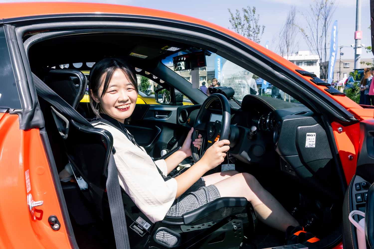 就職と同時にトヨタ「86」を手に入れた彼女！ 通勤で使うのにレーシー