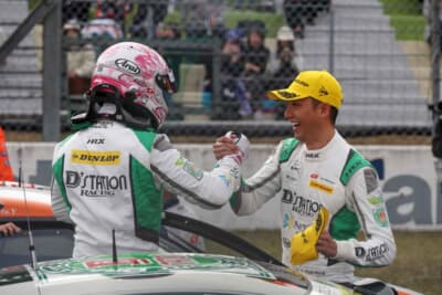 GT300クラスを見事制覇し、レース後に笑顔で互いの健闘を称え合う藤井誠暢/チャーリー・ファグ